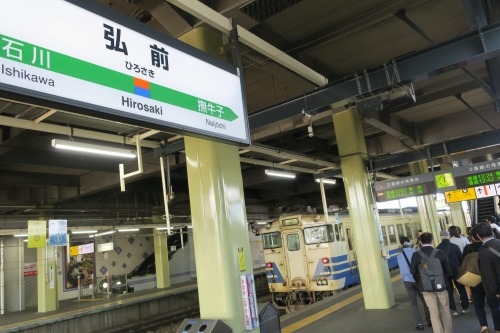 弘前を散歩|新緑もみじの弘前城散歩と禅林街のマーメイド仏教彫刻