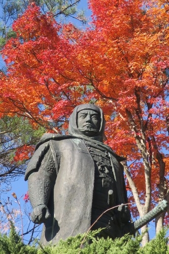 春日山を散歩|紅葉の季節に上杉謙信の春日山城と林泉寺でお墓参り