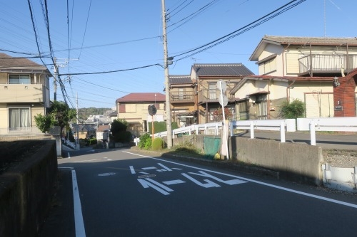 おかもと坂(相模原市橋本)おかもと坂はおかもとさんがでいたとか