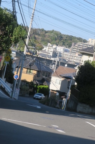 おかもと坂(相模原市橋本)おかもと坂はおかもとさんがでいたとか