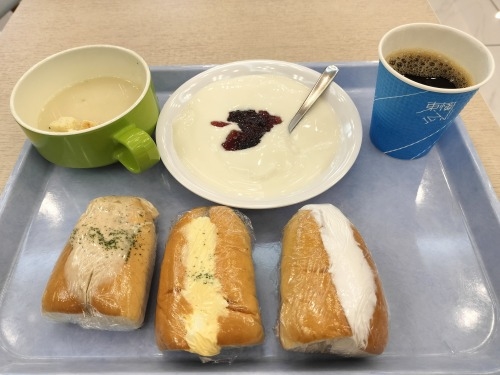 �������͂��U���b�s�^�S���X�C�b�`�J�t�F�Ɛ[��1�{�ɑ����ǂ�H�ׂ�