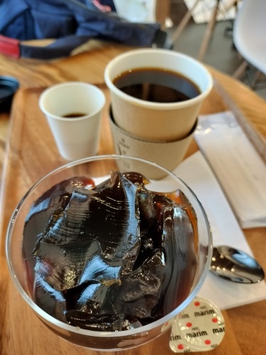 �������͂��U���b�s�^�S���X�C�b�`�J�t�F�Ɛ[��1�{�ɑ����ǂ�H�ׂ�