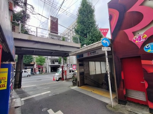 �V����w���U���b�C������Ɛ�c���Y����w�n���S�ɏ���āx�����