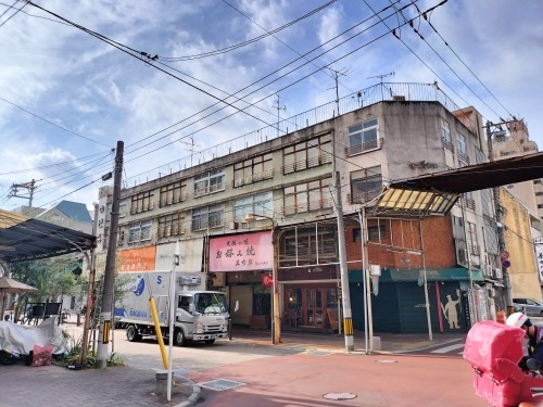 �����U���b�f��@�w���̐��E�̕Ћ��Ɂx�ɂłĂ�����̊X���݂��U����