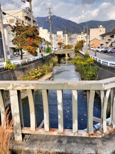 �����U���b�f��@�w���̐��E�̕Ћ��Ɂx�ɂłĂ�����̊X���݂��U����