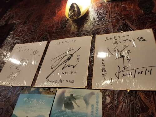 �����U��