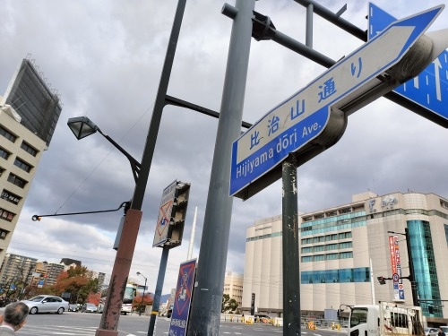 �����U��