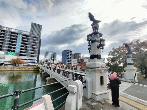 �����U��