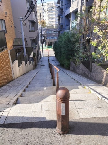 宝竜寺坂を散歩(新宿区市谷柳町と弁天町の間)幽霊坂といわれていた