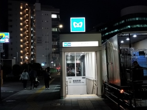 新橋を散歩|ライトアップしている旧新橋駅舎と築地本願寺をみてみよ
