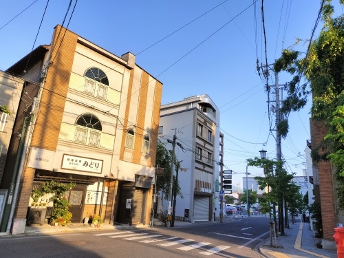 松本を散歩|松本の城下町を散歩と山菜天ぷらと夕暮れの開智学校いい