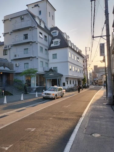 松本を散歩|松本の城下町を散歩と山菜天ぷらと夕暮れの開智学校いい
