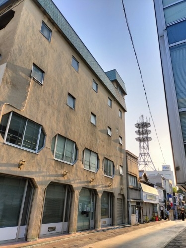 松本を散歩|松本の城下町を散歩と山菜天ぷらと夕暮れの開智学校いい